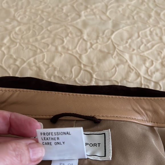 St. John Suede Shirt Jacket. - Picture 9 of 13